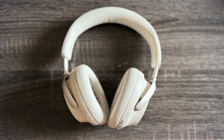   Bose QuietComfort Ultra σε ένα τραπέζι