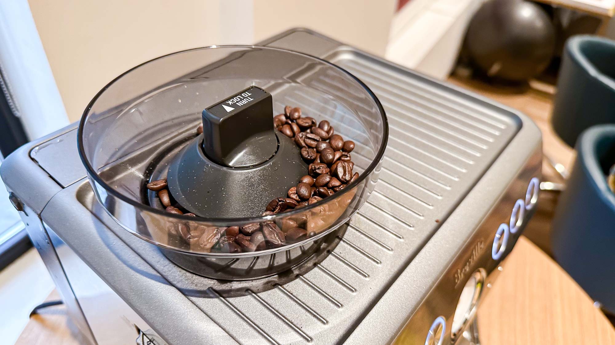 Μηχάνημα Breville Barista Express στο τραπέζι