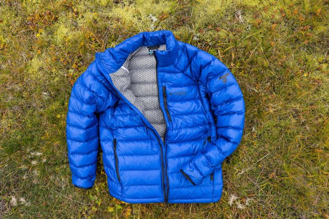   Blue Columbia Sportswear Arctic Crest puffer σε πράσινη λειχήνα στην Ισλανδία, με την Omni-Heat Arctic επένδυση του