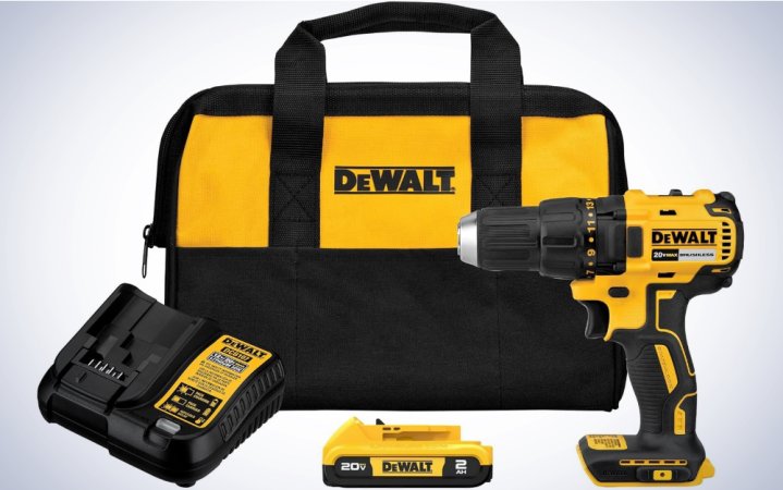   Τρυπάνι μπαταρίας DEWALT 20V MAX σε απλό λευκό φόντο.