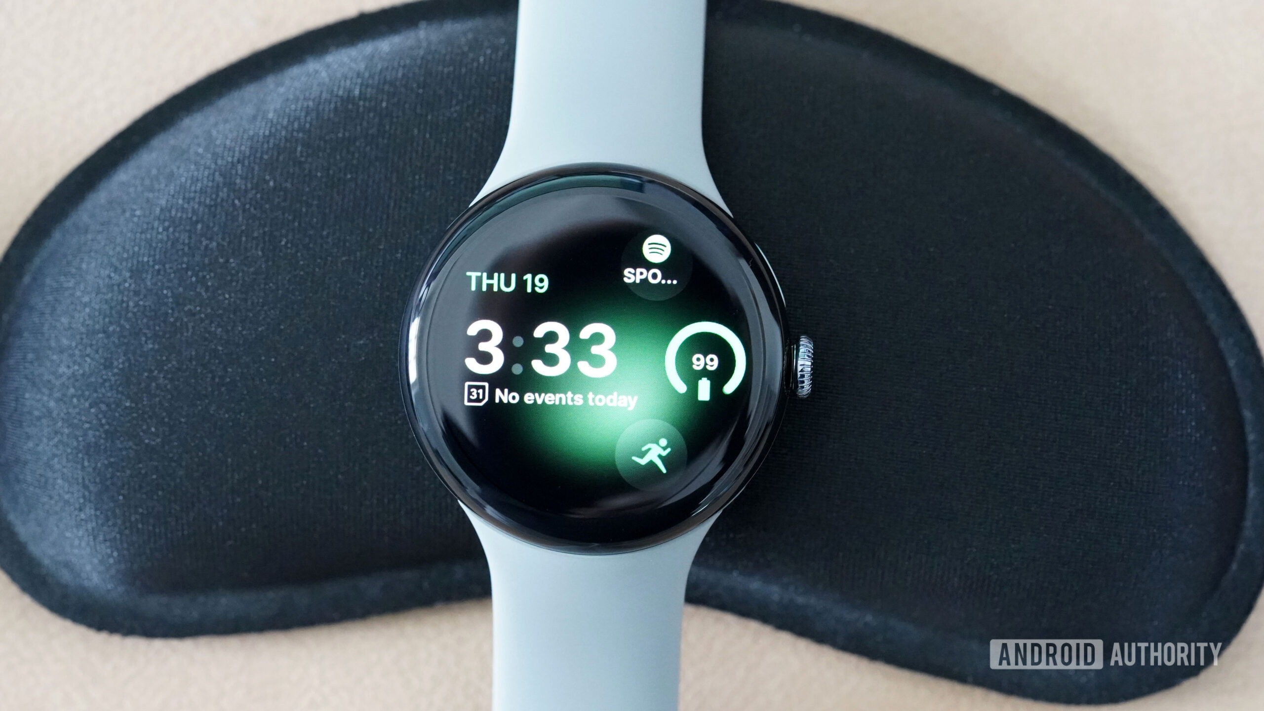 Ένα Google Pixel Watch 3 εμφανίζει την όψη ρολογιού Tidal Glow.