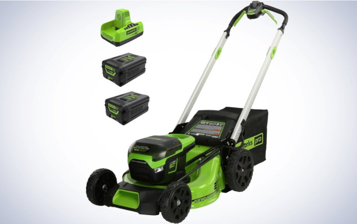   Greenworks 60V 21” Ασύρματο (αυτοπροωθούμενο) χορτοκοπτικό σε απλό λευκό φόντο.