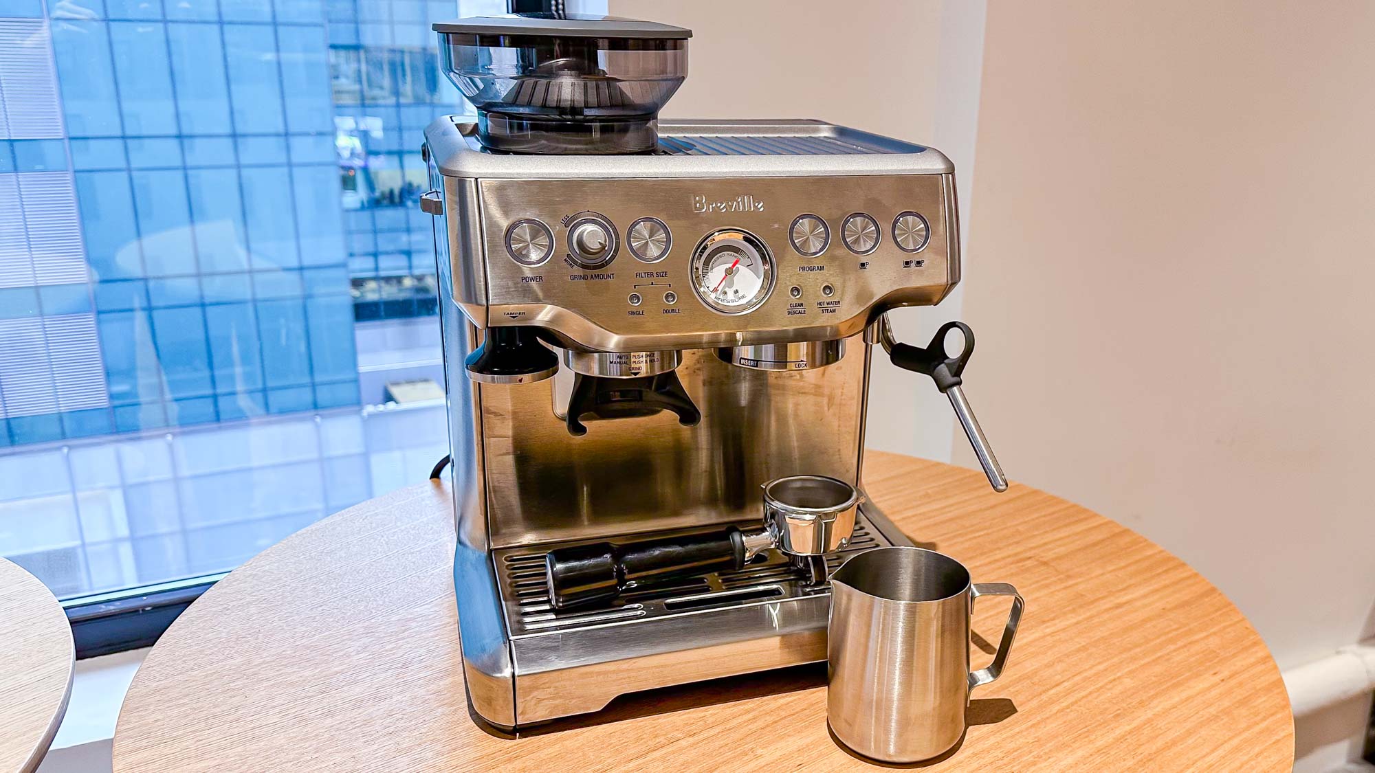 Μηχάνημα Breville Barista Express στο τραπέζι