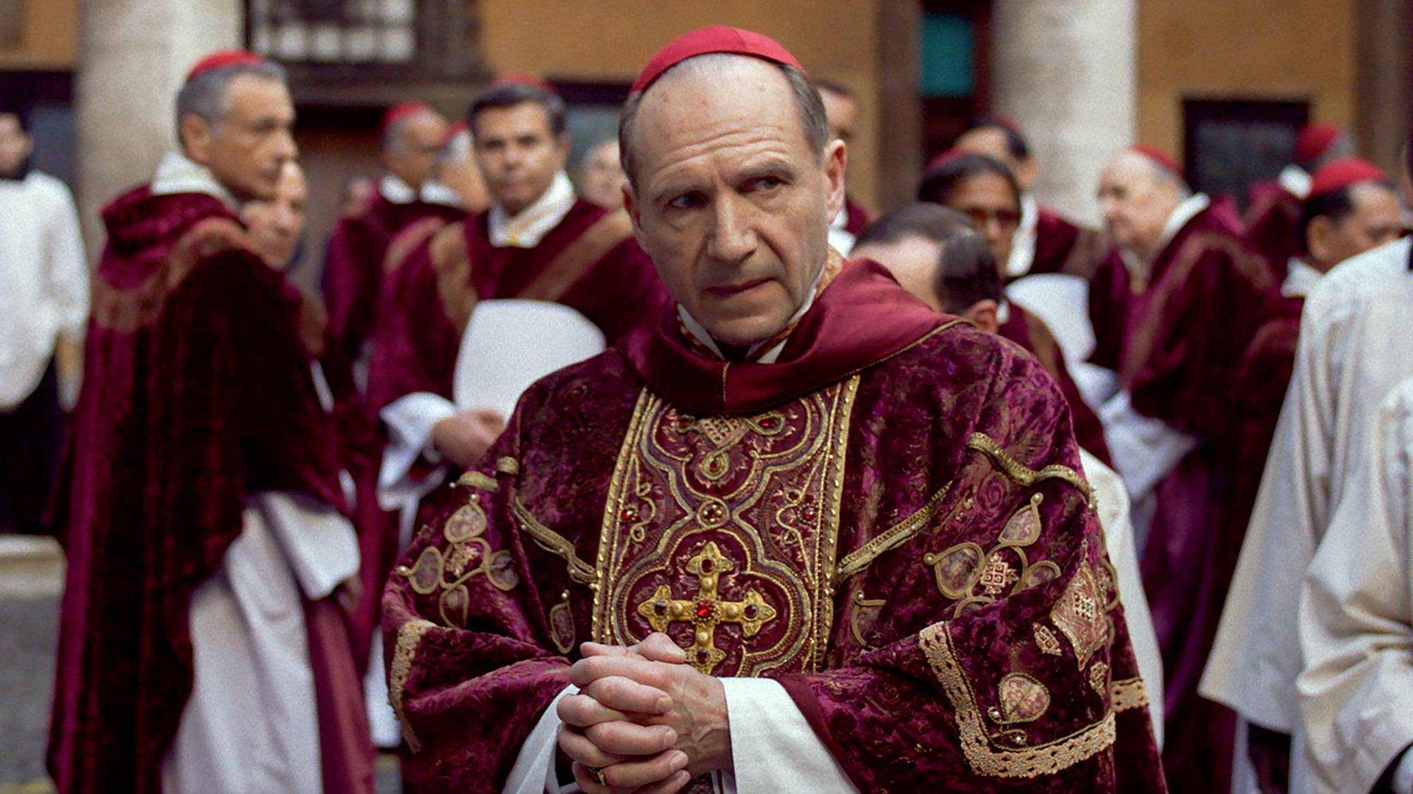 Ο Ralph Fiennes ως Thomas Cardinal Lawrence 