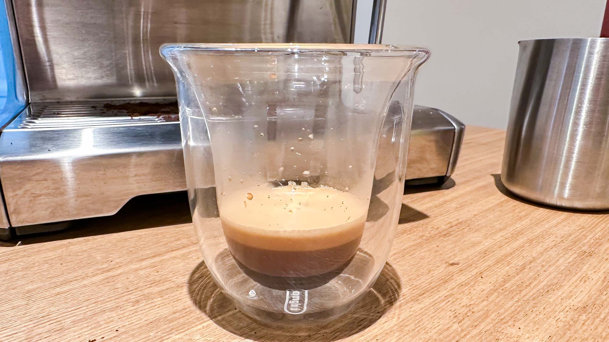 Μηχάνημα Breville Barista Express στο τραπέζι