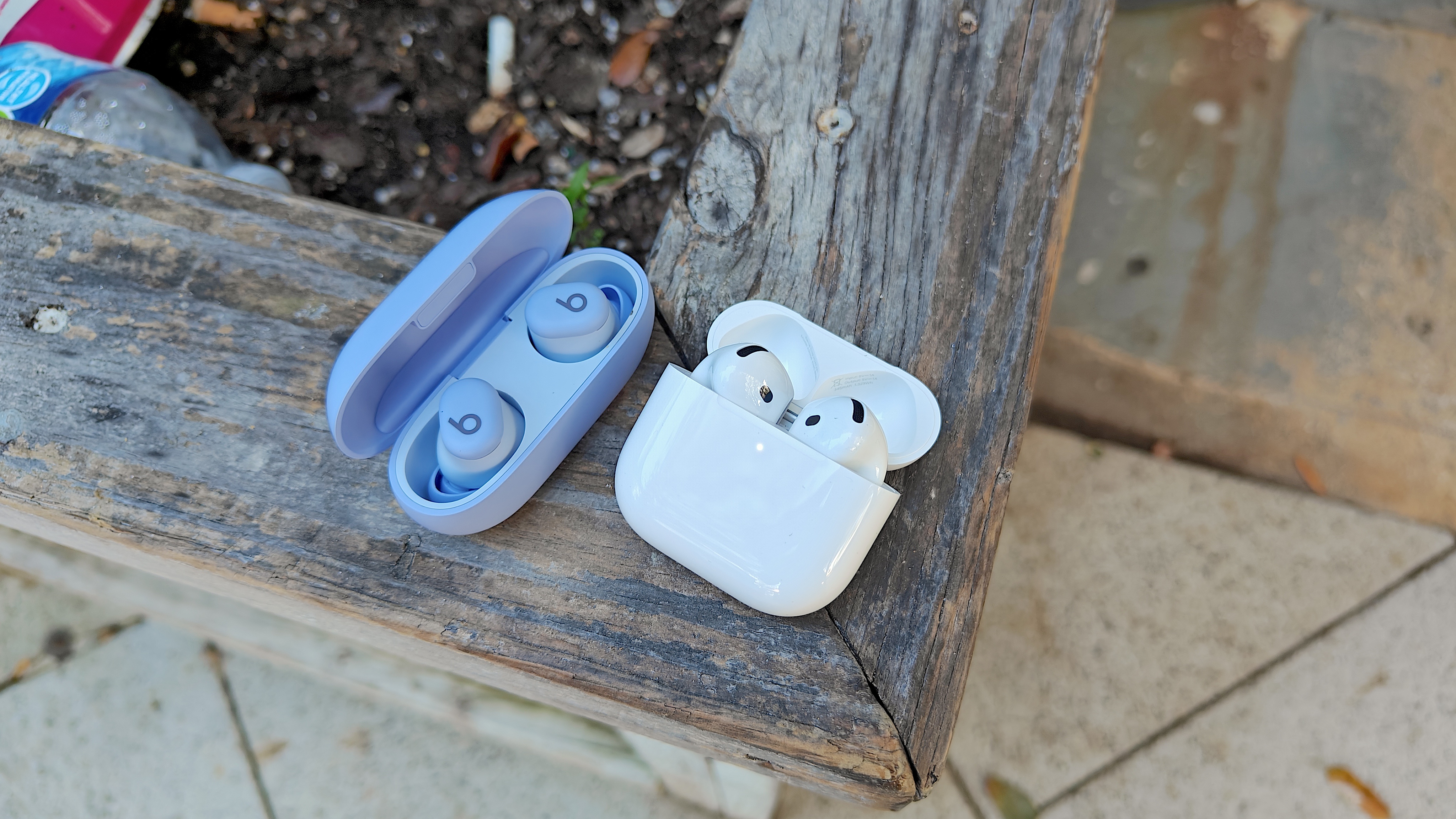 Τα Beats Solo Buds τοποθετημένα δίπλα στα AirPods 4