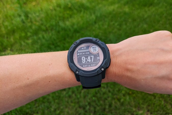   Garmin Instinct 2X Solar στον καρπό