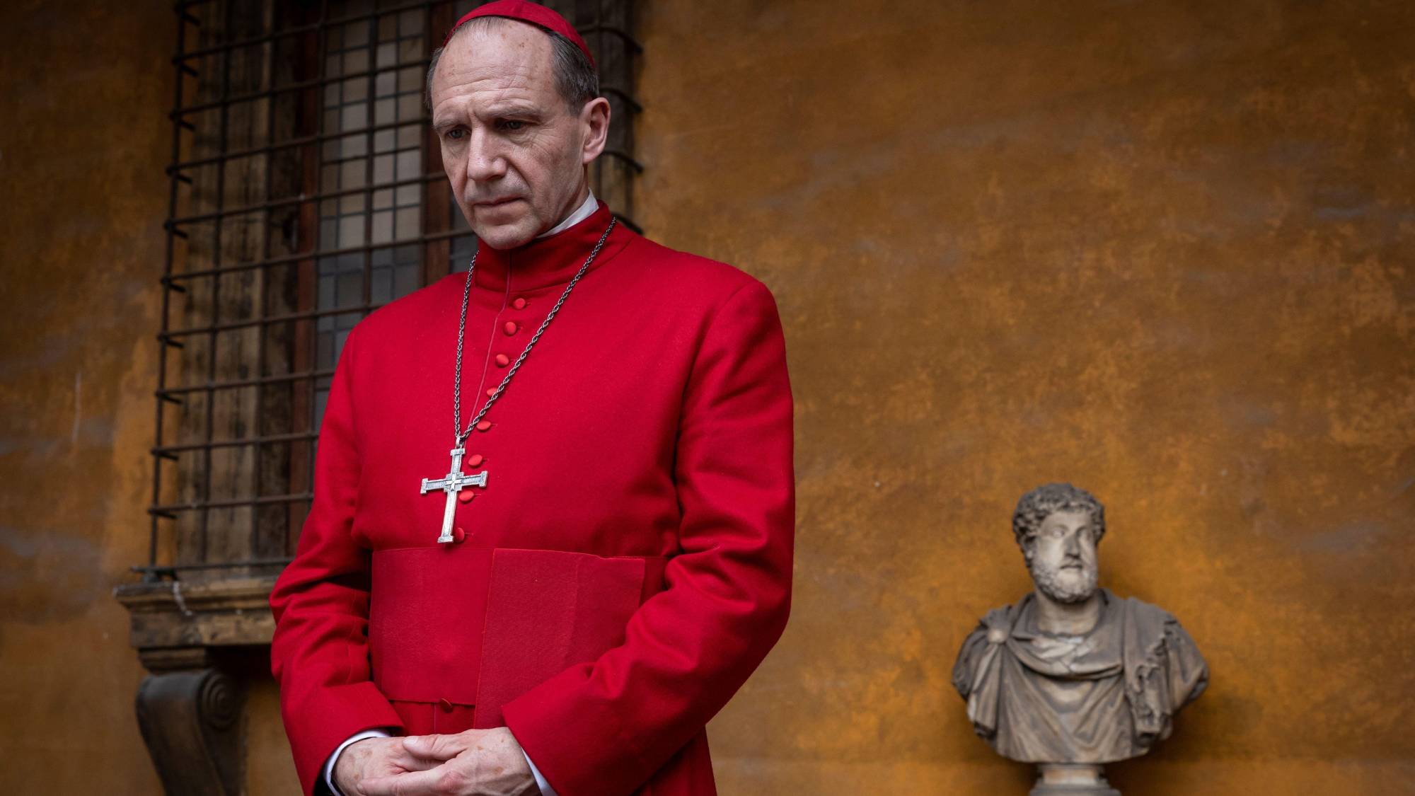 Ο Ralph Fiennes ως Thomas Cardinal Lawrence 