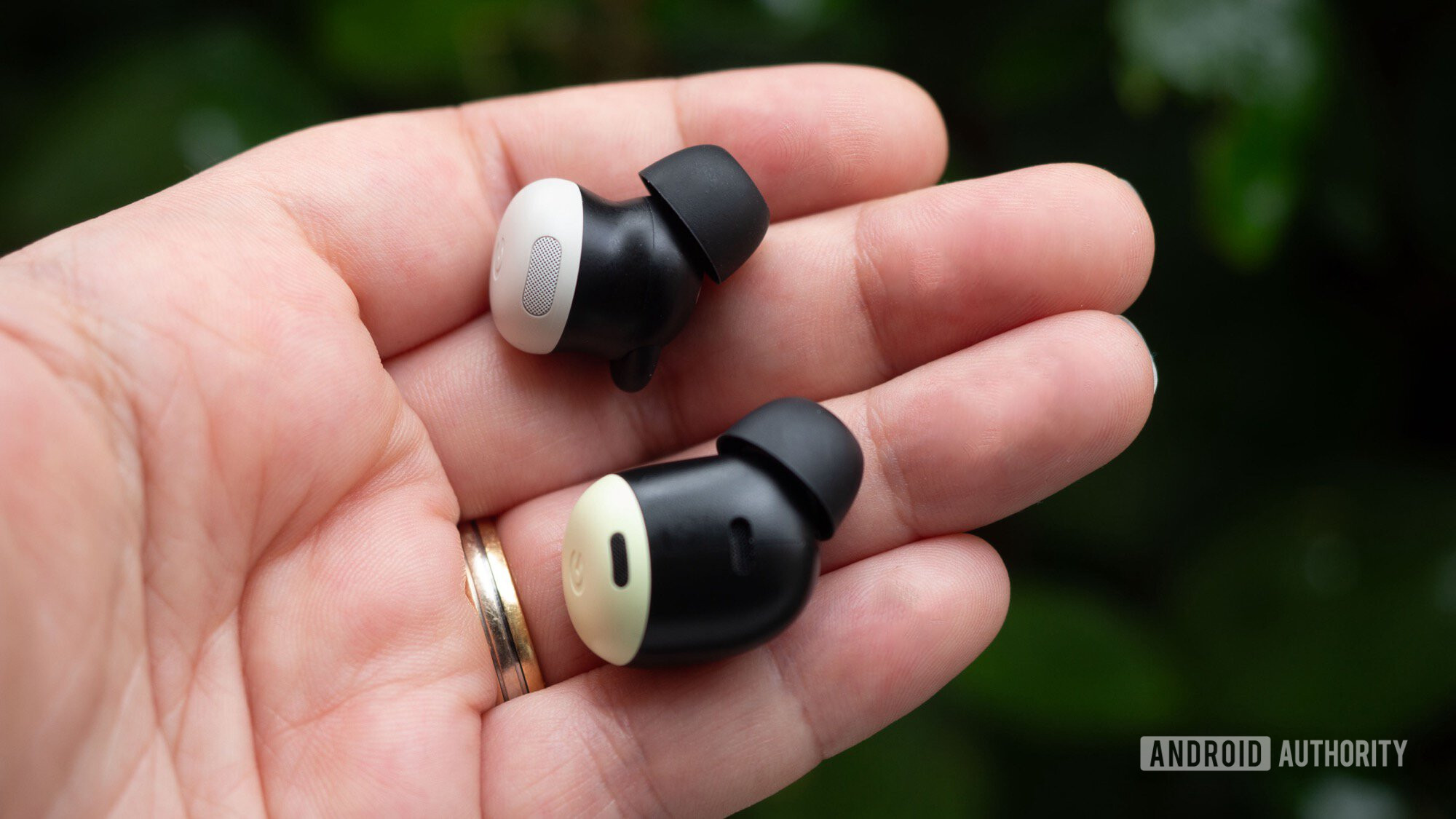 google pixel buds pro 2 vs pixel buds pro στο χέρι 2