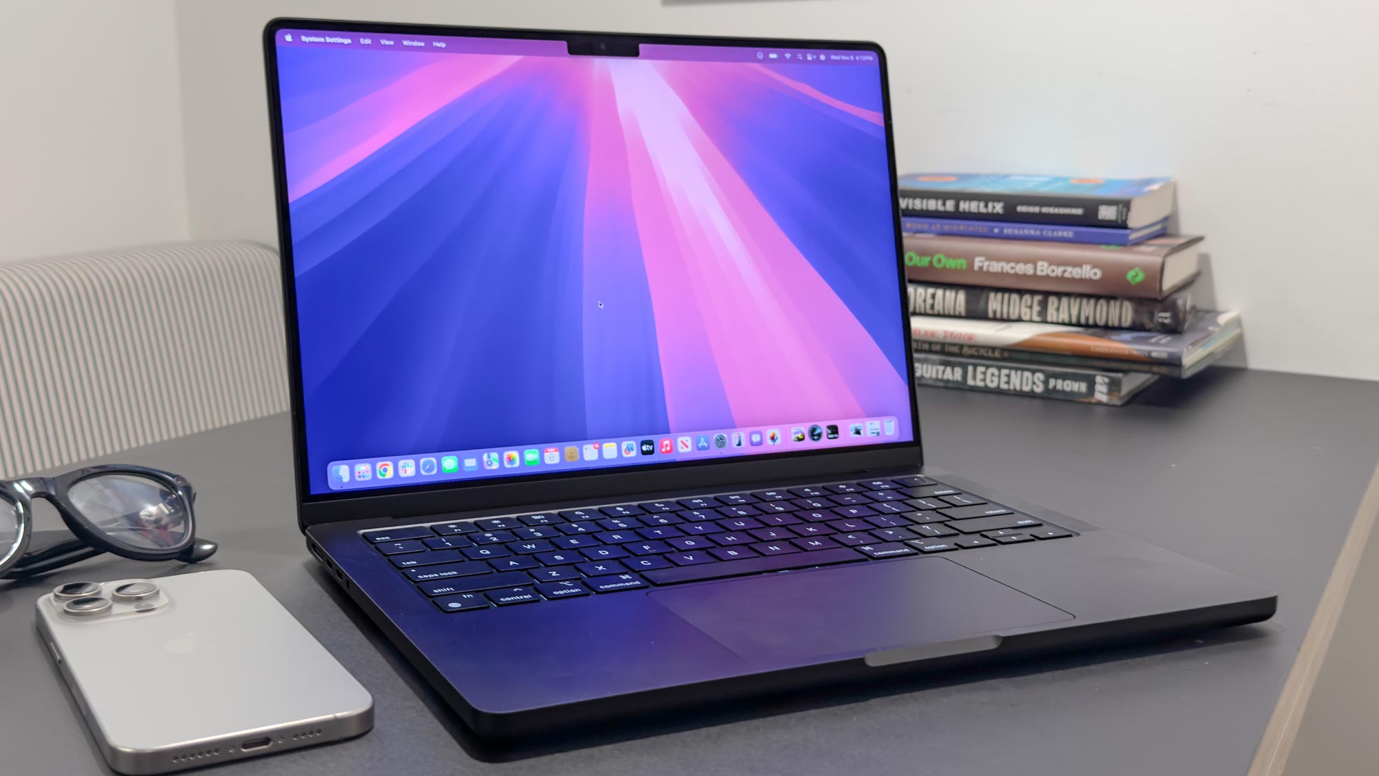 MacBook Pro 14 ιντσών (2024, M4) που εμφανίζεται ανοιχτό σε τραπέζι