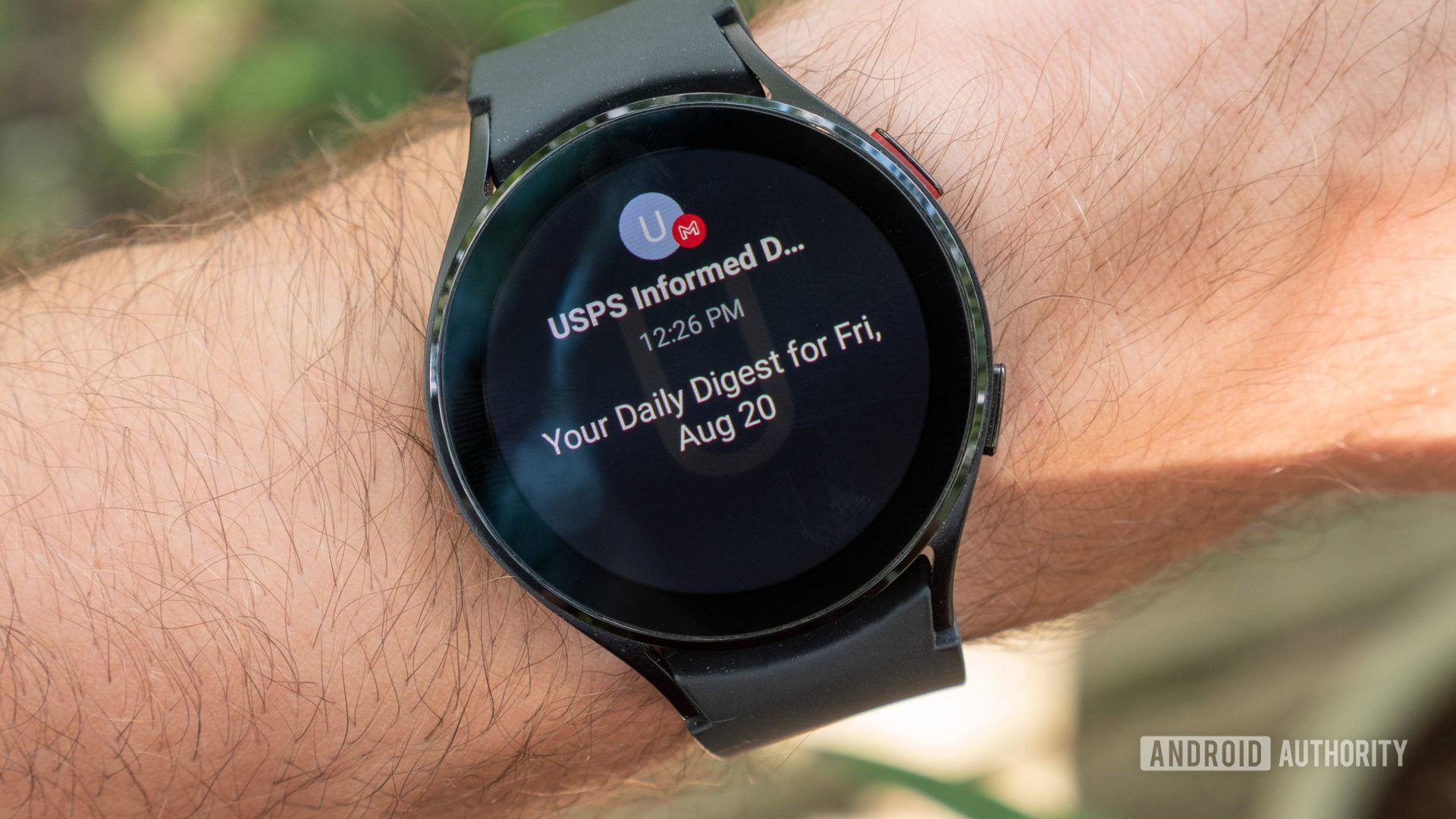 Το Samsung Galaxy Watch 4 στον καρπό που δείχνει την ειδοποίηση Gmail.