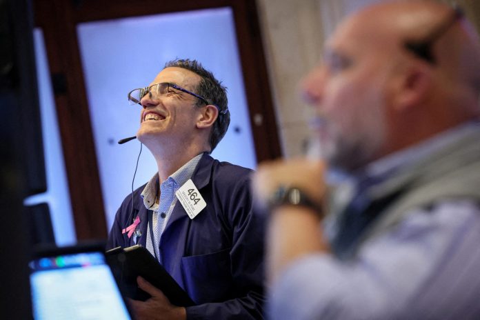 Wall Street Σημειώνει Ρεκόρ για Dow Jones και Russell 2000