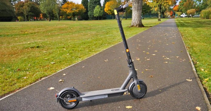 Το οικονομικό Mi Electric Scooter Essential Lite