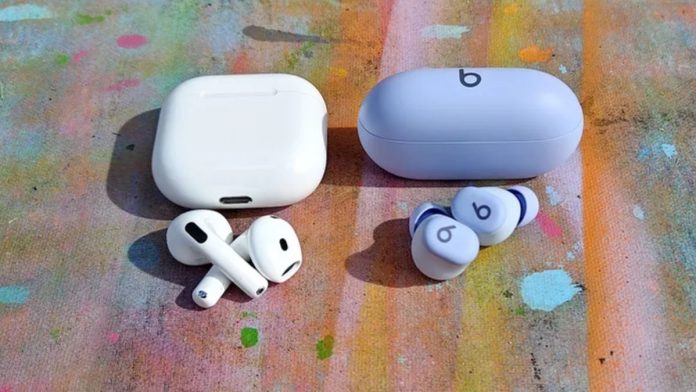 Σύγκριση AirPods 4 και Beats Solo Buds: Ποια να διαλέξετε;