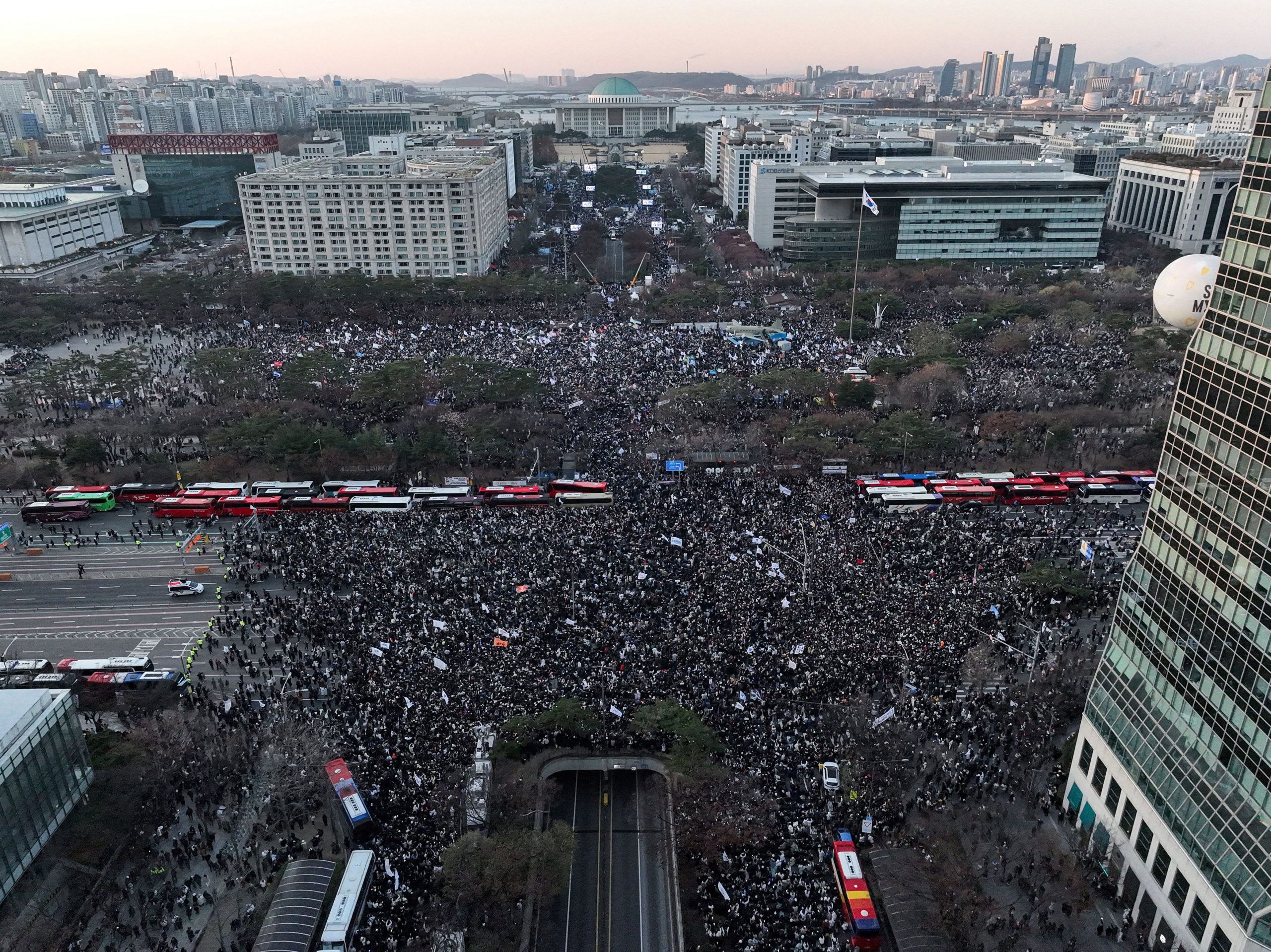 Νότια Κορέα: Τι σηματοδοτεί η καθαίρεση του προέδρου Γιουν