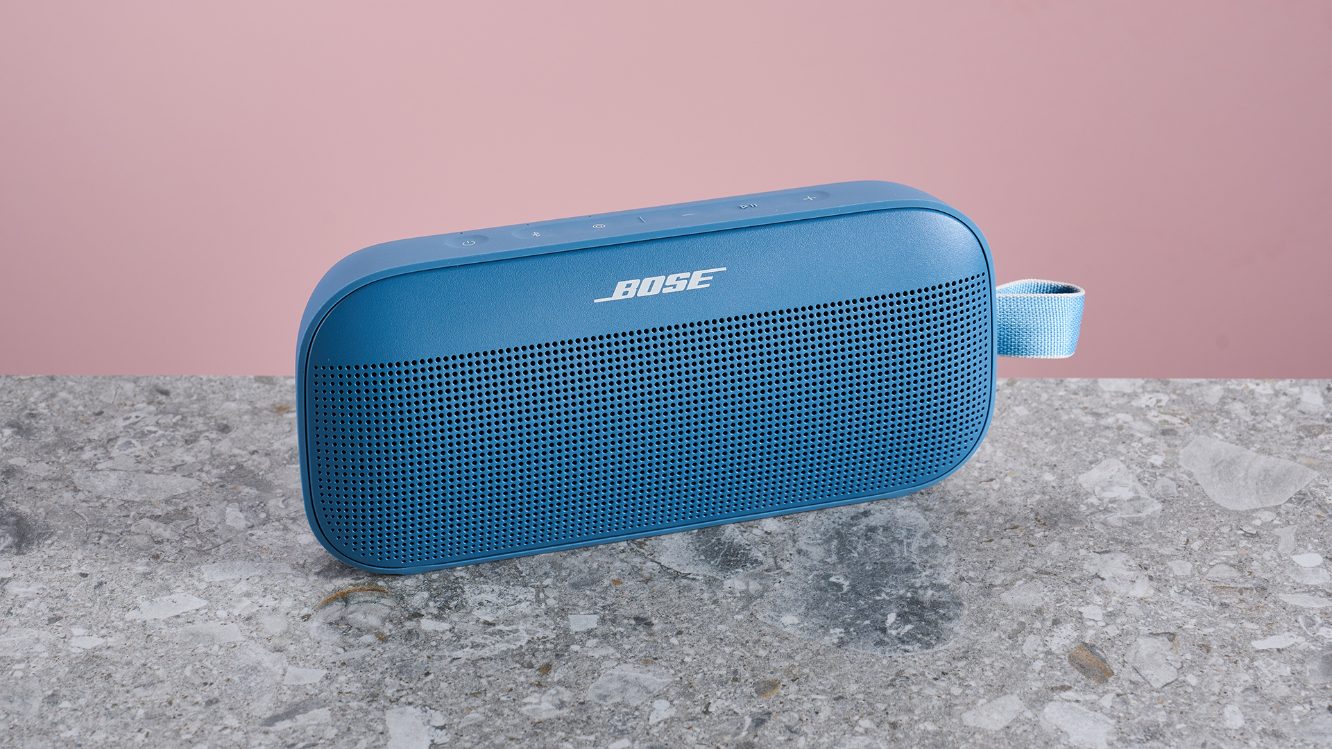 Bose SoundLink Flex Gen 2 σε πέτρινη επιφάνεια