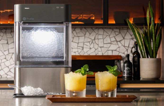   GE Opal Nugget Ice Maker XL πάνω από ένα τραπέζι.