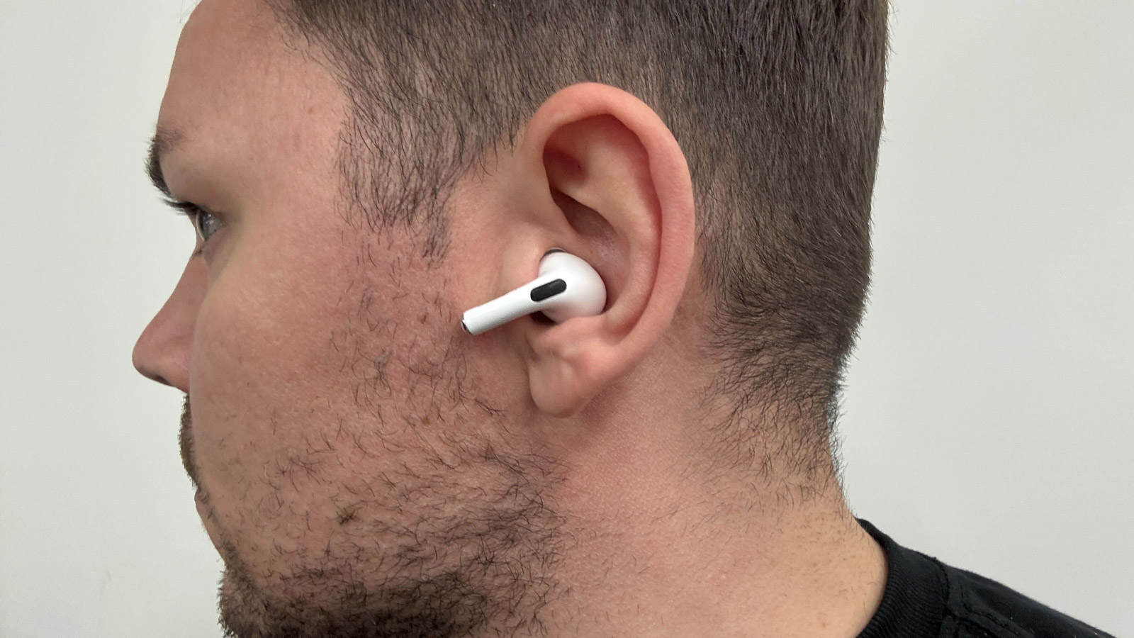 Το Apple AirPods Pro 2 φαίνεται στο αυτί