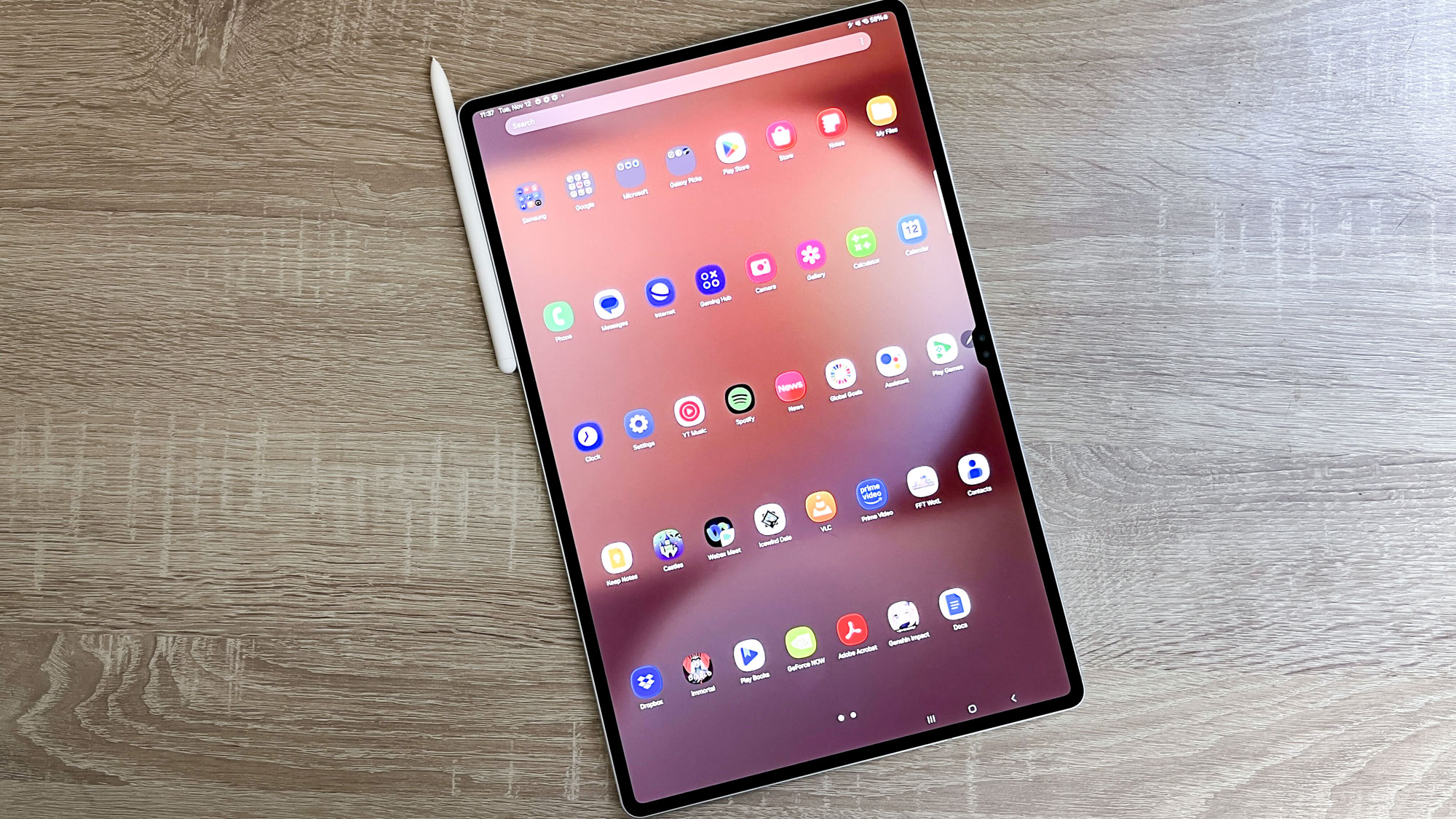 Μονάδα αναθεώρησης Samsung Galaxy Tab S10 Ultra σε ένα γραφείο