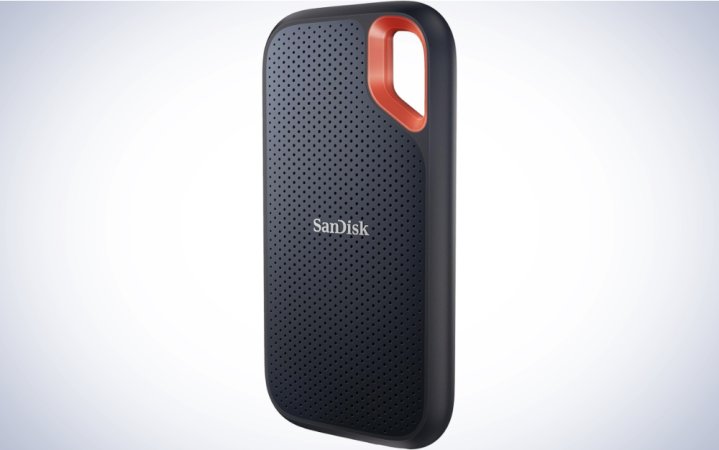   SanDisk 2TB Extreme Portable SSD σε απλό λευκό φόντο.