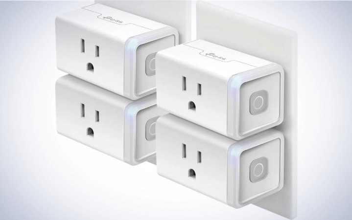   Έξυπνο βύσμα TP-Link Kasa (4-pack) σε απλό λευκό φόντο.