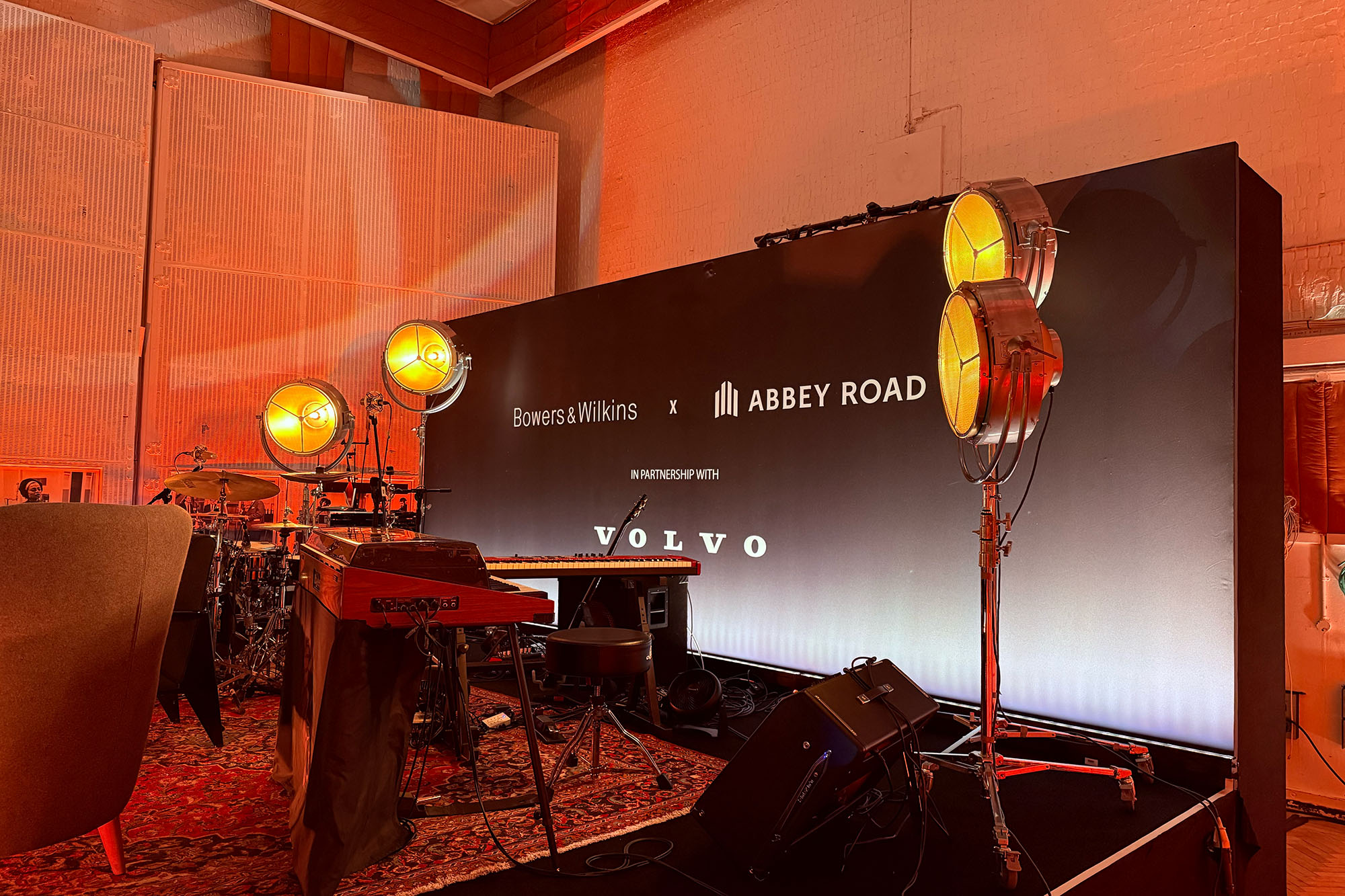 Η Volvo, η Bowers & Wilkins και η Abbey Road ενισχύουν την ακουστική στο αυτοκίνητο - TechFreak.GR