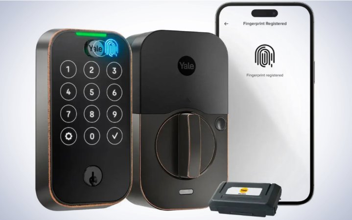   Yale Assure Lock 2 Smart Lock σε απλό λευκό φόντο.