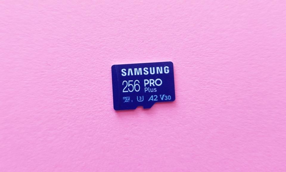 Μια μπλε κάρτα microSD Samsung Pro Plus 256 GB στηρίζεται σε ροζ φόντο.