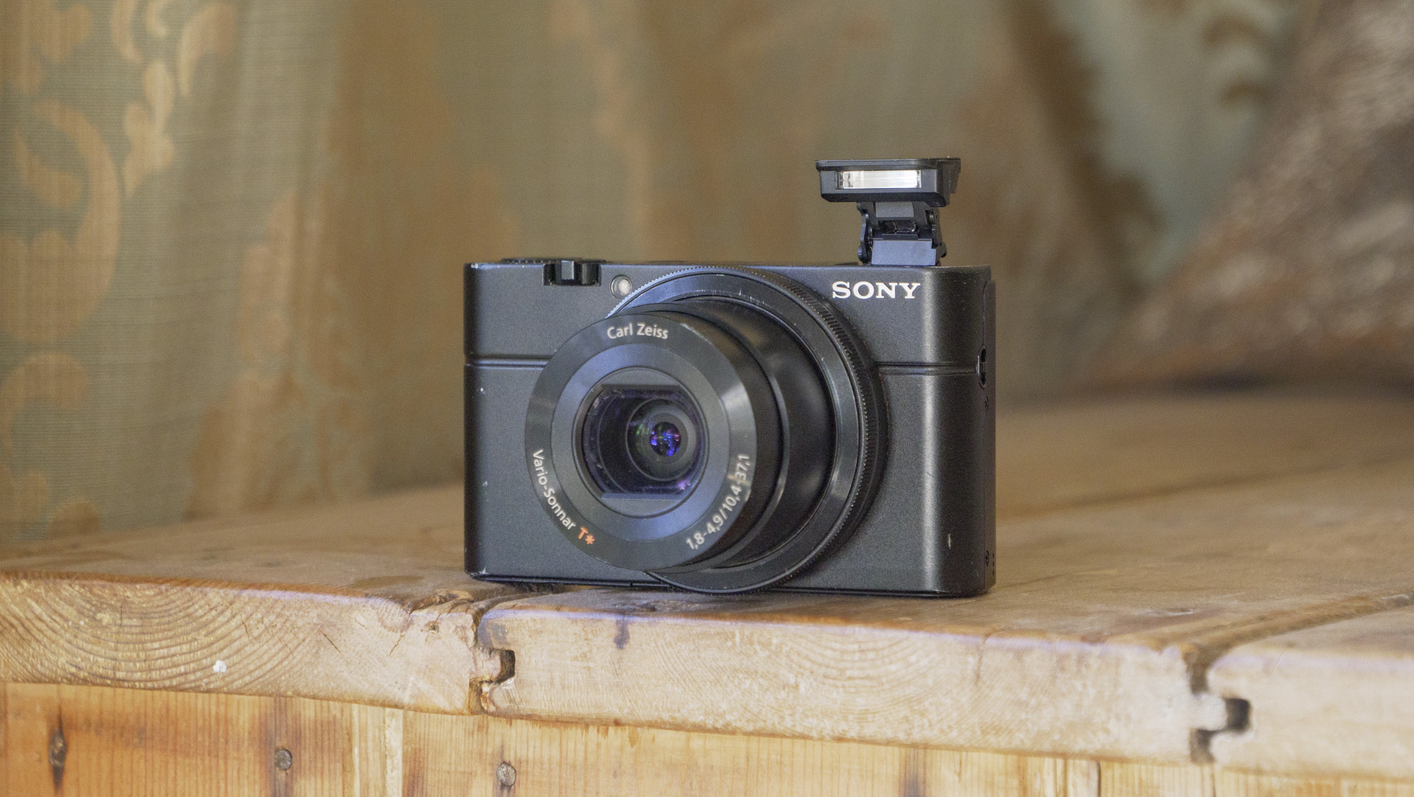 Κάμερα Sony Cybershot RX100 point-and-shoot σε ξύλινο τραπέζι