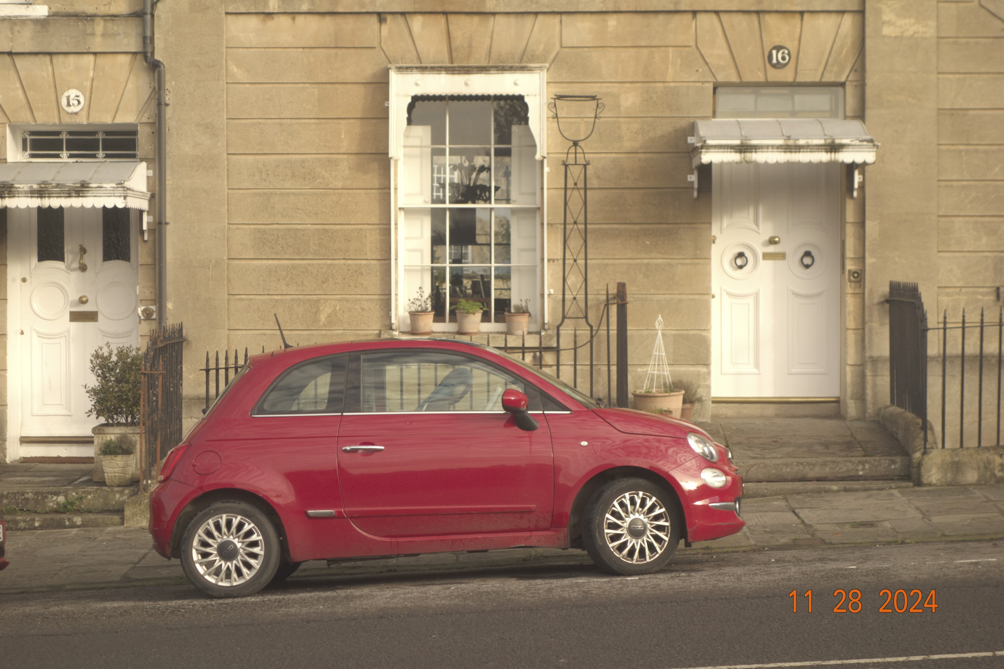 Κόκκινο όχημα Fiat στην πόλη Bath, UK, με εφέ ρετρό φωτογραφίας