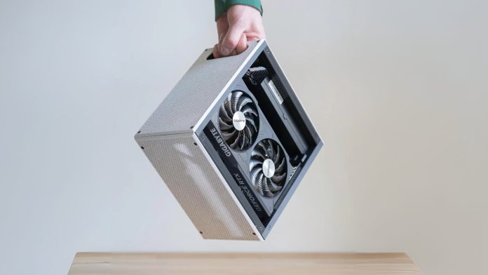 Μικροσκοπικός υπολογιστής με RTX 4070