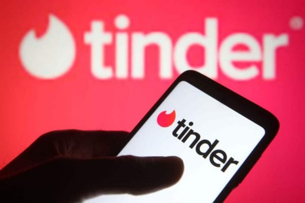 Το Tinder είναι μια από τις εφαρμογές γνωριμιών. 