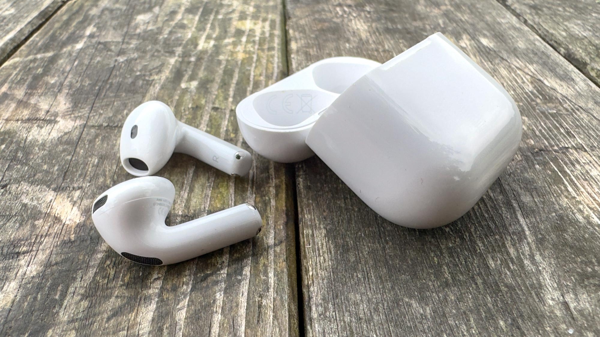 AirPods 4 σε τραπέζι