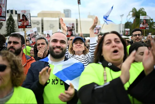 Στιγμιότυπο από την πλατεία Ομήρων στο Τελ Αβίβ. 