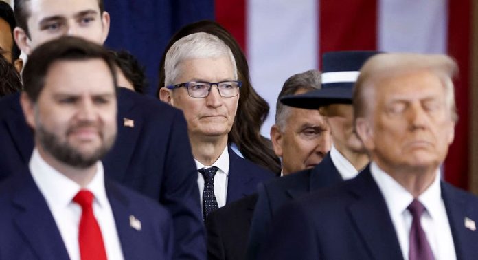 Καινοτομία και Θέσεις Εργασίας από τον Tim Cook στην Αμερική με τον Πρόεδρο Trump - TechFreak.GR